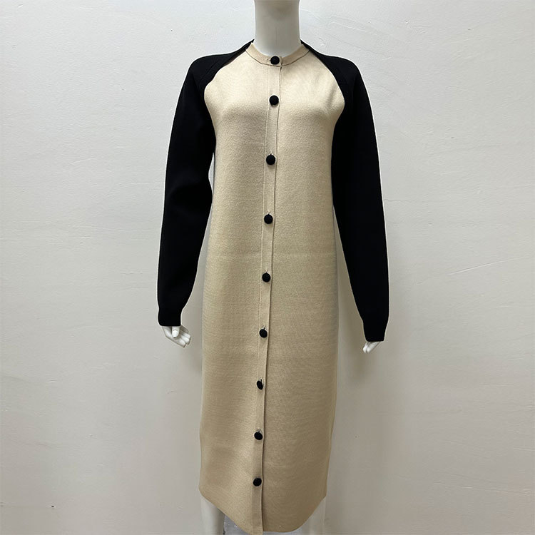 Elegant long-sleeve with a round collar
