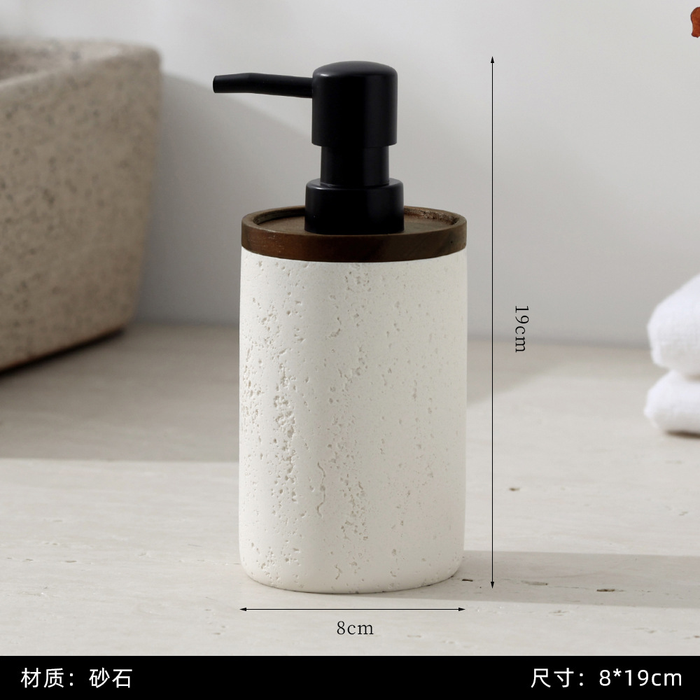 Frages de travertino, botellas de desinfectante de manos, tapas de nogal, botellas vacías de alto valor, detergente, champú, gel de ducha