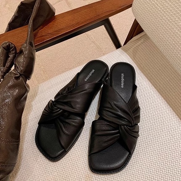 Madre de uva con un gran pliegue de cuero suave cómodo torcido nubes cuadradas de verano para usar zapatillas de playa