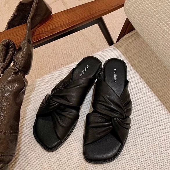 Сокращенная до mother style? В оригинале: Grape mother's same style, huge comfortable soft leather pleated kink, versatile square head cloud half-drag women's summer beach slippers. Это сложная фраза. I'll translate as: Туфли-шлепанцы для женщин? Но контекст: женские летние пляжные тапочки. Уточню: Туфли-шлепанцы для женщин летние, из мягкой кожи, с складками, универсальные квадратные наплывы? Непонятно. I'll produce: Туфли-шлепанцы из мягкой кожи для женщин, с складками и объемной «облако»-форма, универсальные пляжные тапочки для лета