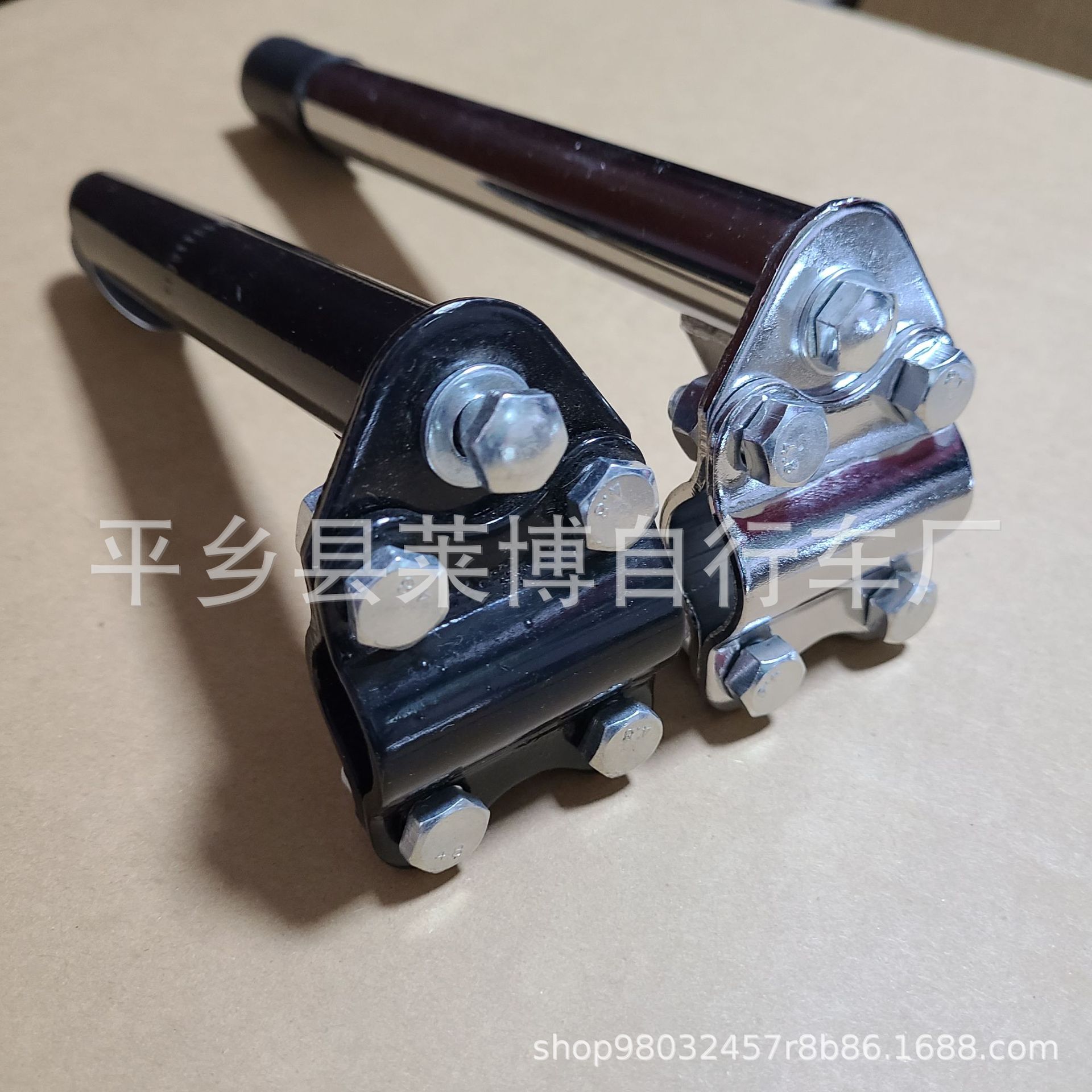 검은 철 덮개는 4 시에 서 있습니다.