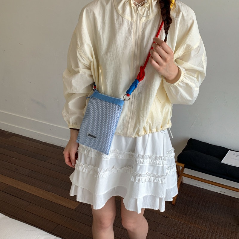 Verano pequeño 2026 hueco móvil ligero bolso de viaje de mujer nueva moda bolso de malla nicho hombro único