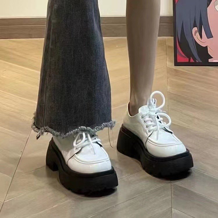 Zapatos de cuero pequeños mocasines de mujer 2024 primavera nueva plataforma de tacón grueso estilo británico blanco con cordones estudiante zapatos individuales del todo fósforo