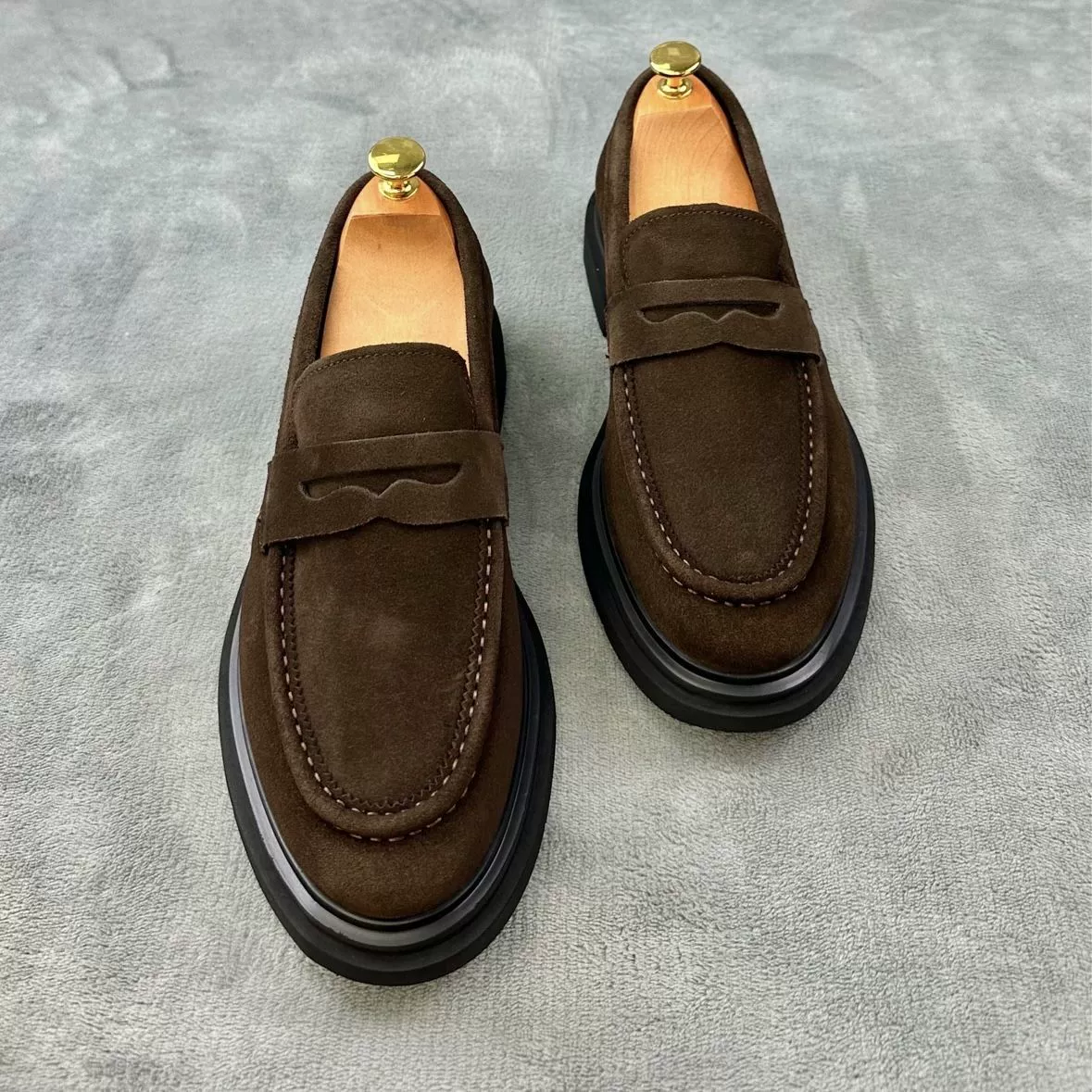 Low universal matte loafers for leisure