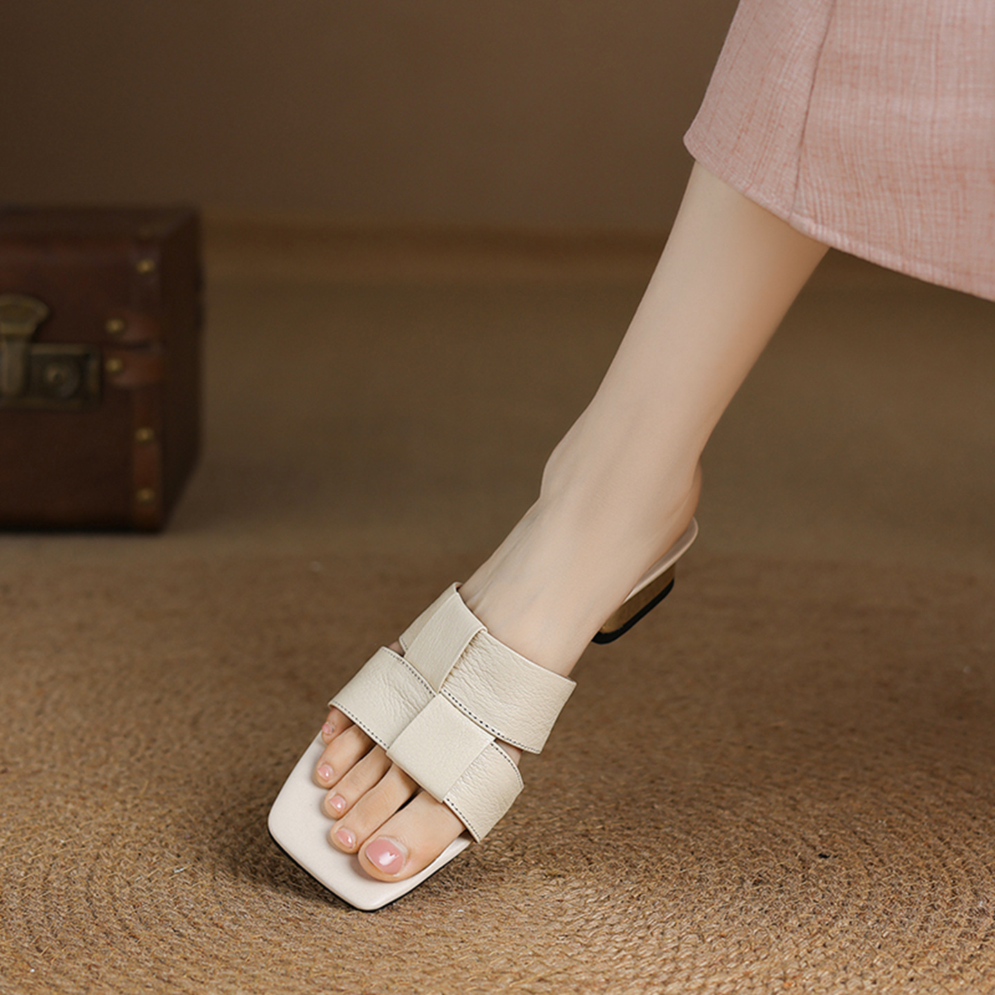 Dép sandal nữ quai chữ V đan mũi vuông hở ngón gót thấp — màu trắng ngà