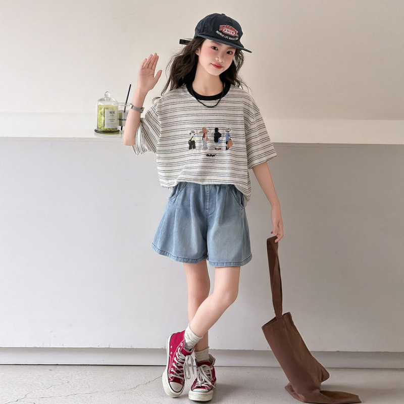 Zhili children's short-sleeved denim shorts, comfortable, casual, loose-fitting striped cartoon children's clothing, stylish summer wear for girls.