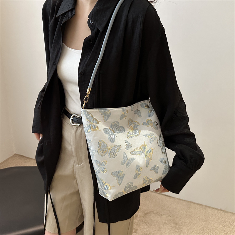 Elegante bordado de seda dorada de alta calidad bambú mariposa nuevo estilo 2024 nuevo estilo chino bolso debajo de la axila