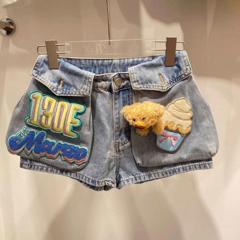 2026 Spring/Summer New Design 3D Bear Patch Denim Shorts for Women, Loose Fit, Slimming Hot Pants Trend 2026 Spring/Summer New Design 3D Bear Patch Denim Shorts for Women, Loose Fit, Slimming Hot Pants Trend