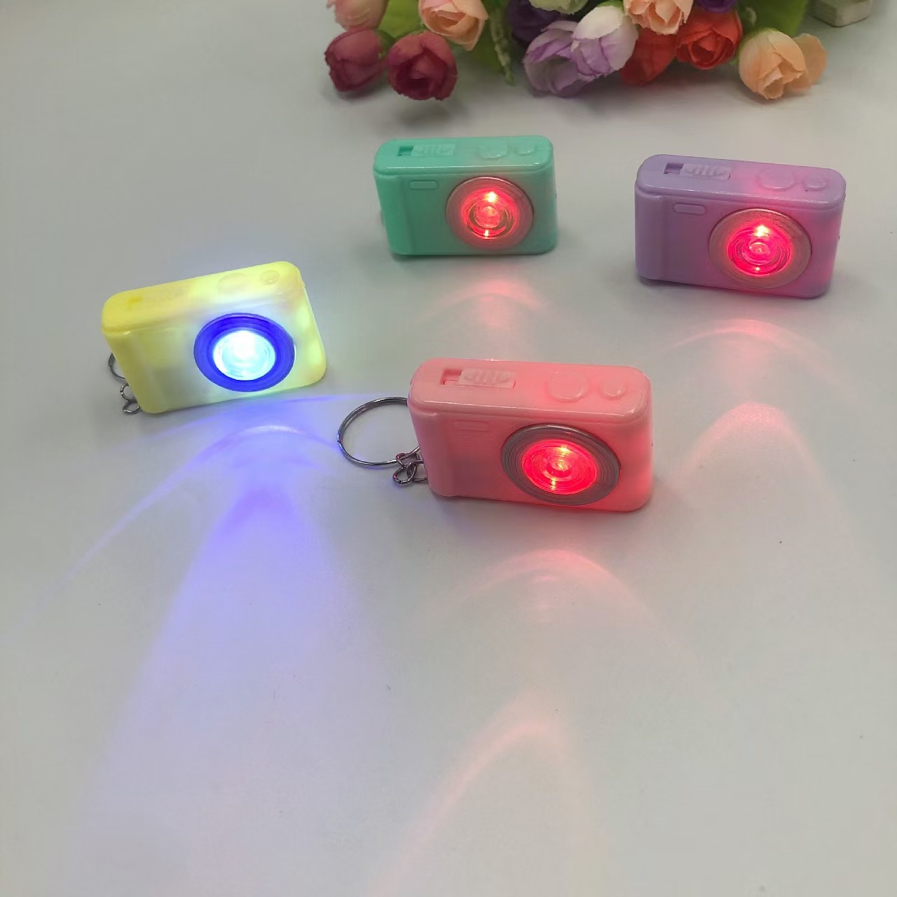 LED de dibujos animados luminoso llavero lámpara de color bolsos creativos colgantes juguetes luminosos para niños micro comercio escaneo de código pequeño regalo