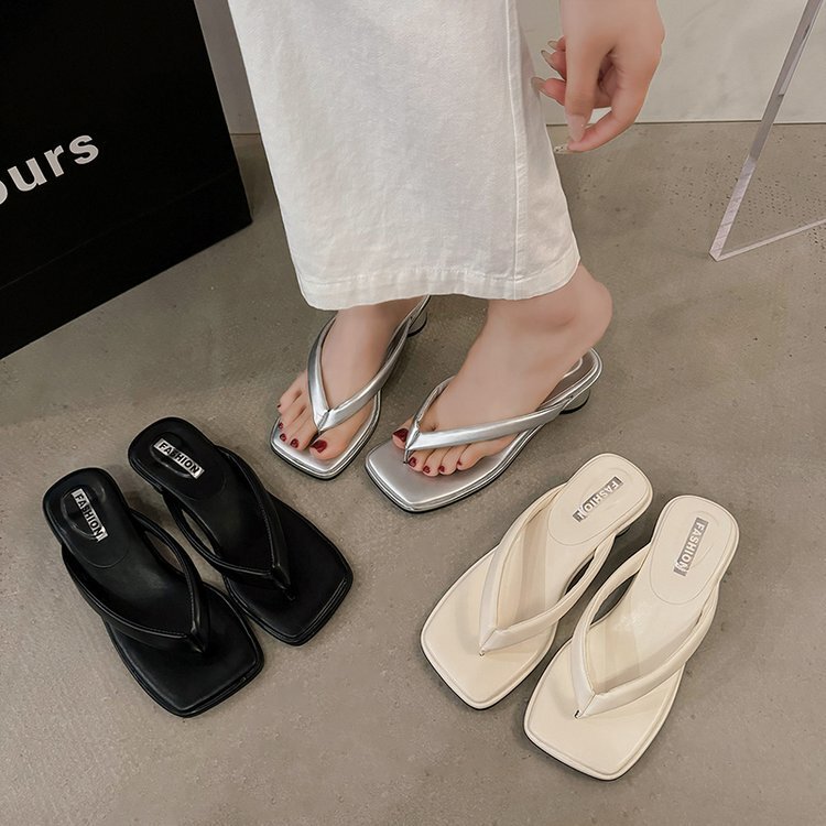 A Good Pair of Shoes Is Like a Beam of Light, Guiding You to Become the Center of Attention.