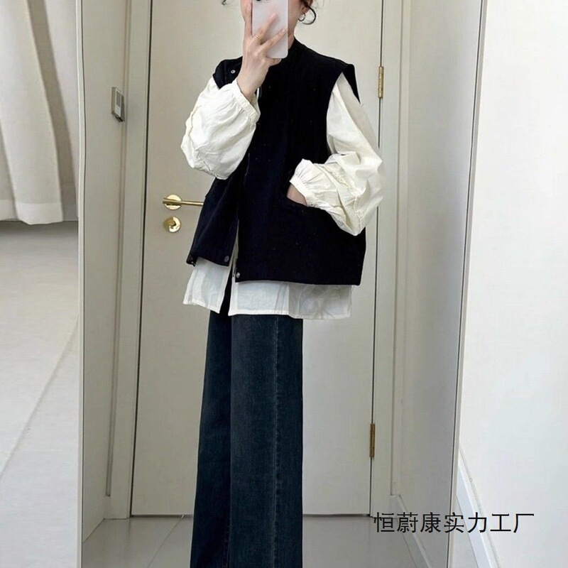 Xiao Qi's Spring Outfit Is a Complete Set of Korean-Style Clothing, Including a White Shirt, Layered Vest, Jacket, and Wide-Leg Jeans, a Three-Piece Set for Women