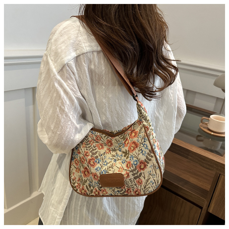 Popular fashion, simple, large-capacity printed trend 2024, fashionable patchwork canvas single-shoulder bag, small square bag, women's bag, trendy undefined