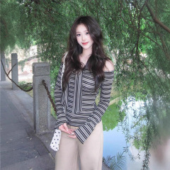 韩系辣妹穿搭一字肩条纹t恤女早秋喇叭袖露肩绑带巨好看的小上衣