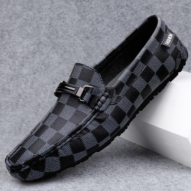 Ajedrez al por mayor y cartas de otoño de moda ventilada antideslizante zapatos Bean zapatos casuales de cuero suave para hombres