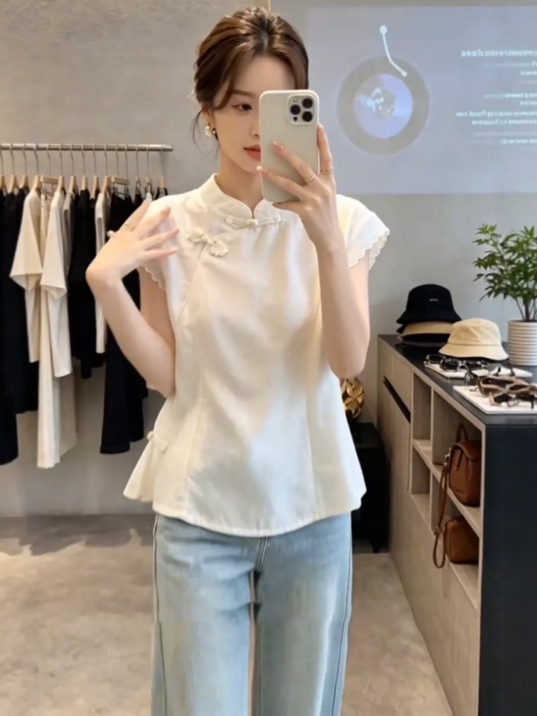 Áo sơ mi nữ tay ngắn cổ xẻ tà phối khuy cài kiểu Trung Quốc mới — màu trắng ngà