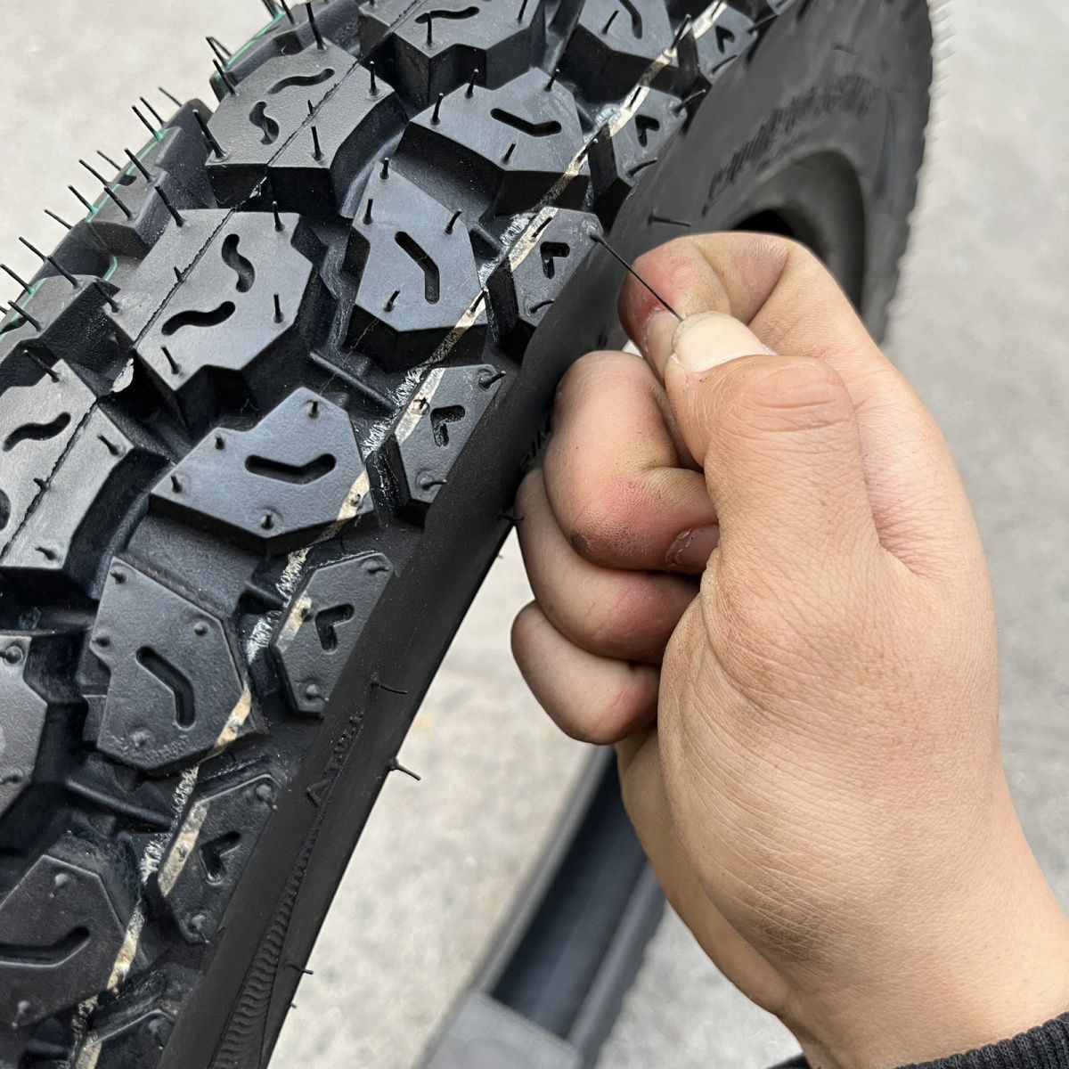 Motorcycle tire 125/150 men's motorcycle inner and outer vacuum tire 2.75/3.00/3.25-18-17