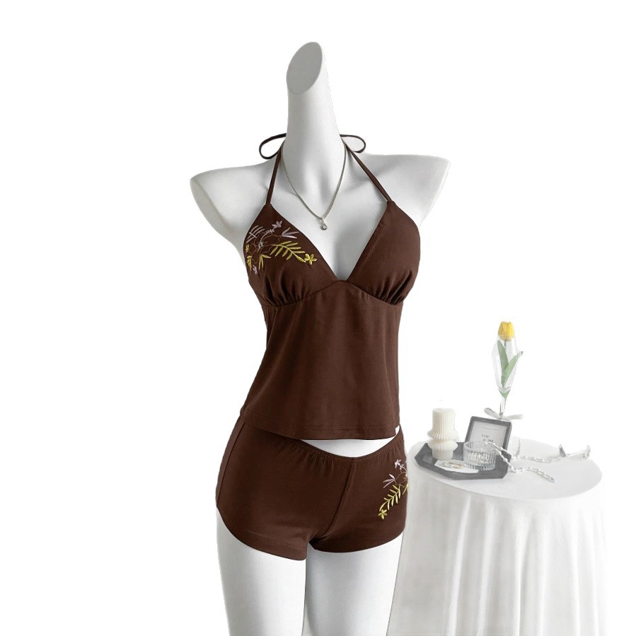 Completo due pezzi da donna in stile retrò e piccante: canotta con scollo all'americana e pantaloncini con motivo a foglie, perfetto per l'estate._voghion.com