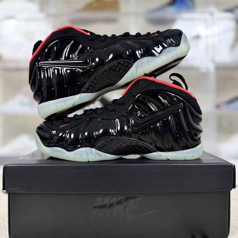 Foamposite Pro retro mid-top basketball shoes, featuring a spray-painted shell design and a gold-colored finish, are trendy and suitable for campus sports