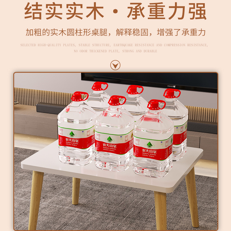 窓の小さいお茶のいくつかの小さいテーブルの客間は軽くて豪華でシンプルです。|undefined