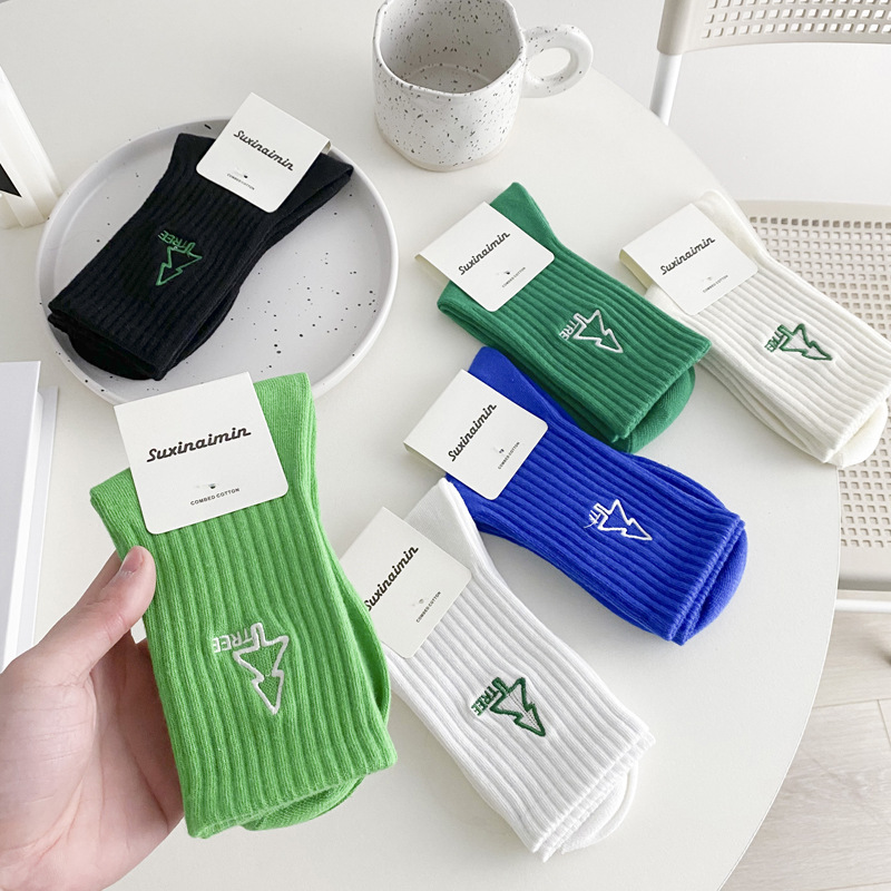 Calcetines deportivos verdes a rayas calcetines de algodón de las mujeres al por mayor Calcetines de algodón de color sólido bordados a media pantorrilla de las mujeres