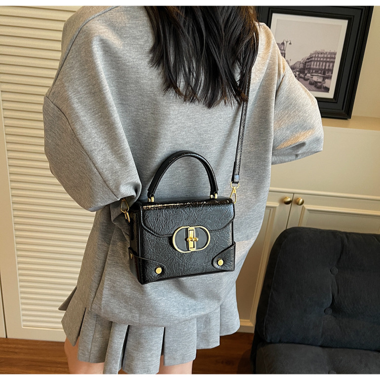 This year, the trendy square box bag for women in 2025 is a new, fashionable, versatile and high-quality single-shoulder crossbody bag undefined