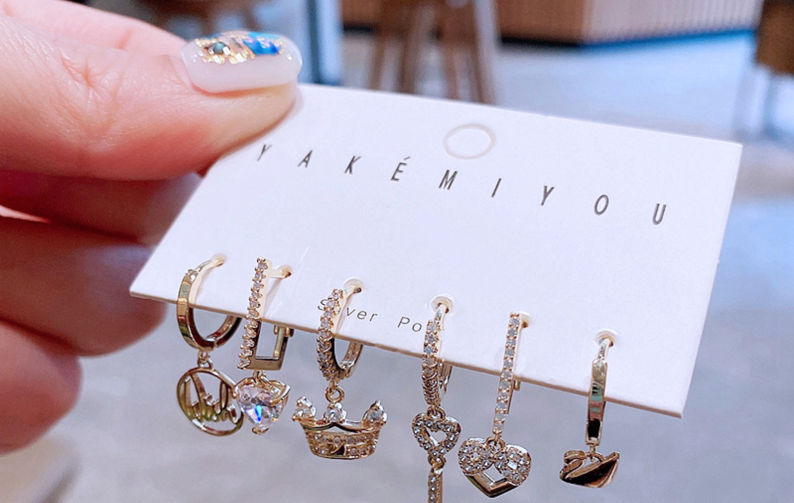 Yakemiyou Lady Crown Copper Zircon Earrings display picture 4