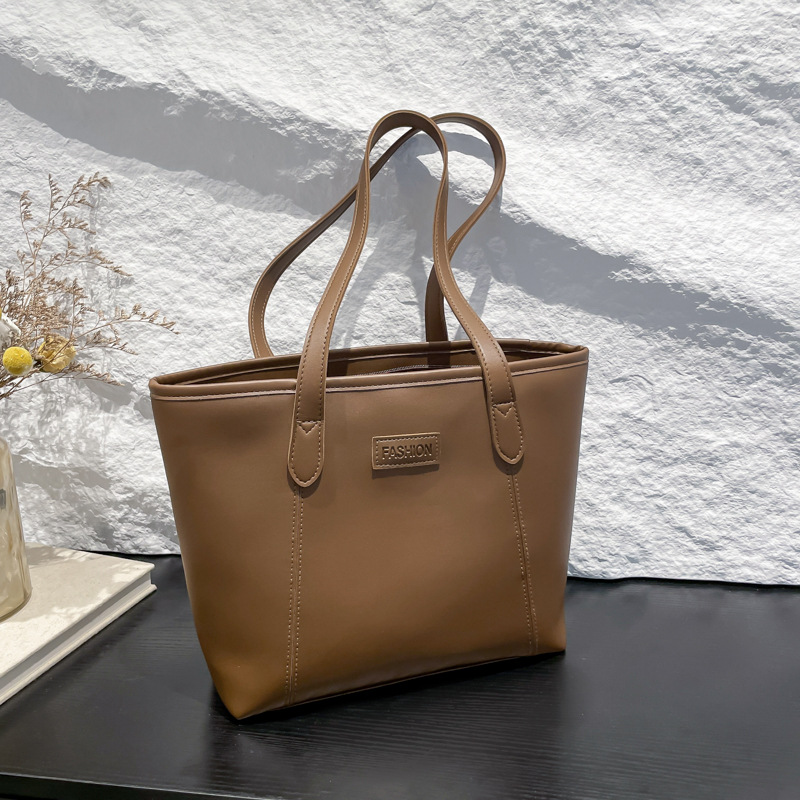 Bolsa de otoño y invierno 2024 nueva bolsa de mujer de viaje de gran capacidad, bolso de hombro de viento simple, bolso de brazo de empalme simple