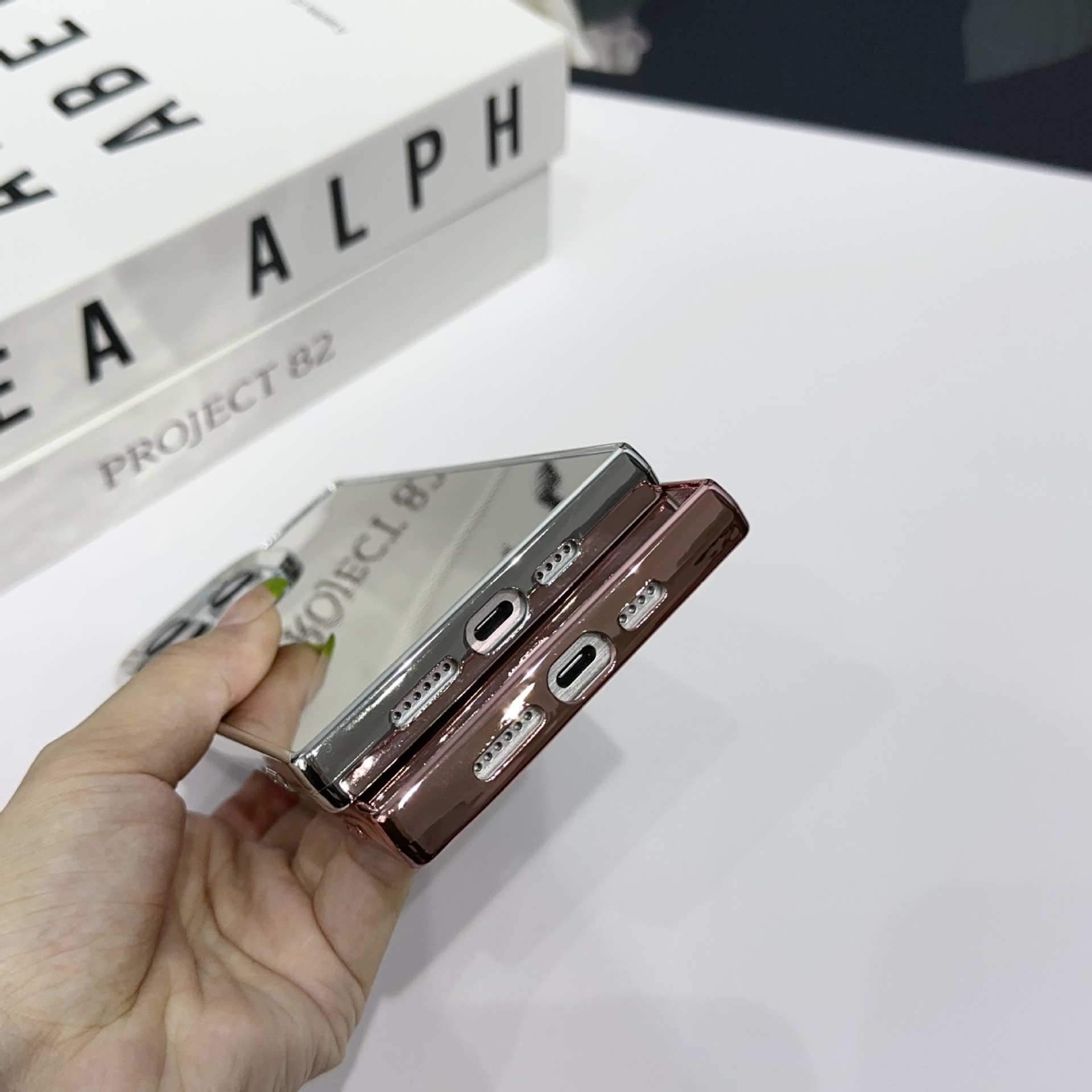 Cás teileafóin turrainge leictreaphlaraithe ildaite le haghaidh feistí úll