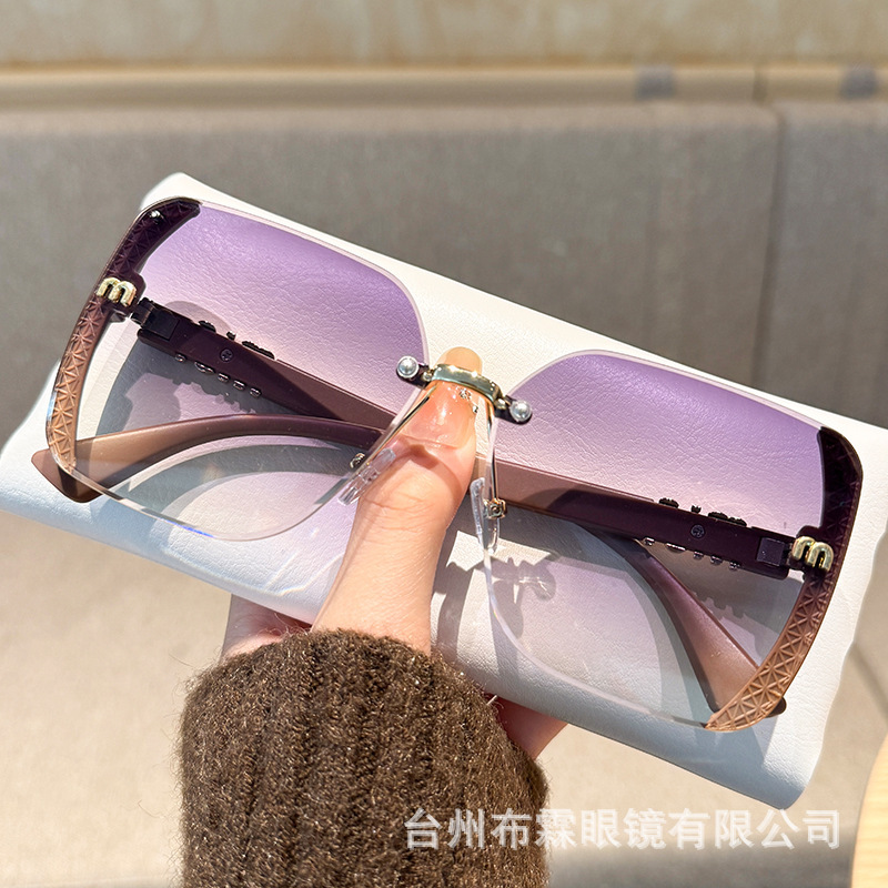 MはDouyin Xiaohongshuファッショナブルなサングラス、人気の女性用クロスボーダーベビーブレスインターネットセレブサングラス日焼け止めを直接供給しています|undefined