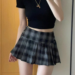 レトロな格子縞のスカートの女性の夏のギャルはやせています。