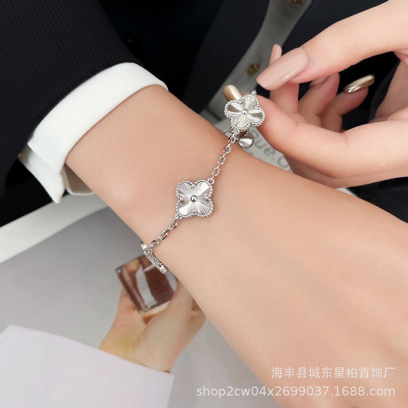 925 sterling silver plated with 18K gold, a popular four-leaf clover design, women's floral bracelet with double-sided laser-cut CNC engraving, featuring five floral motifs 925 sterling silver plated with 18K gold, a popular four-leaf clover design, women's floral bracelet with double-sided laser-cut CNC engraving, featuring five floral motifs