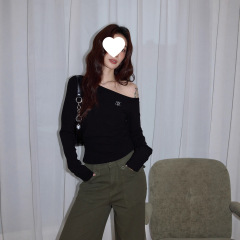 吵吵家黑色斜领露肩T恤女2025秋新款高级收腰修身长袖针织衫上衣