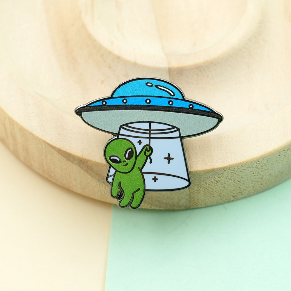 Creative Cartoon Alien and Spaceship Brooch, Fashionable and Personalized Versatile Metal Pin Clothing Accessories Collar Pin