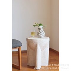 にこにこのソファーの幾何学の辺のいくつかの小戸型の民宿の客間は大理石のお茶のいくつかのベランダの芸術の角のいくつかをまねます。