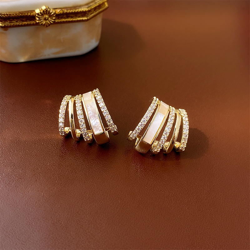 Aguja de plata galvanizada de oro real aretes de zircón en forma de C estilo versátil simple pernos de orejas de lujo ligero de alto nivel adornamiento de temperamento