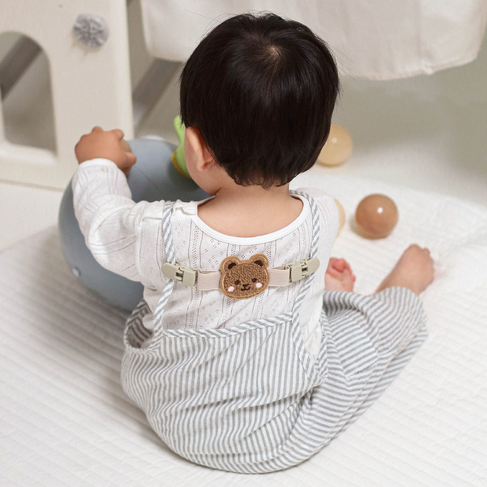 Ins Korean-style small bear children's baby shoulder strap clip back pants anti-drop clip fixed clip back strap clip anti-drop magic tool
