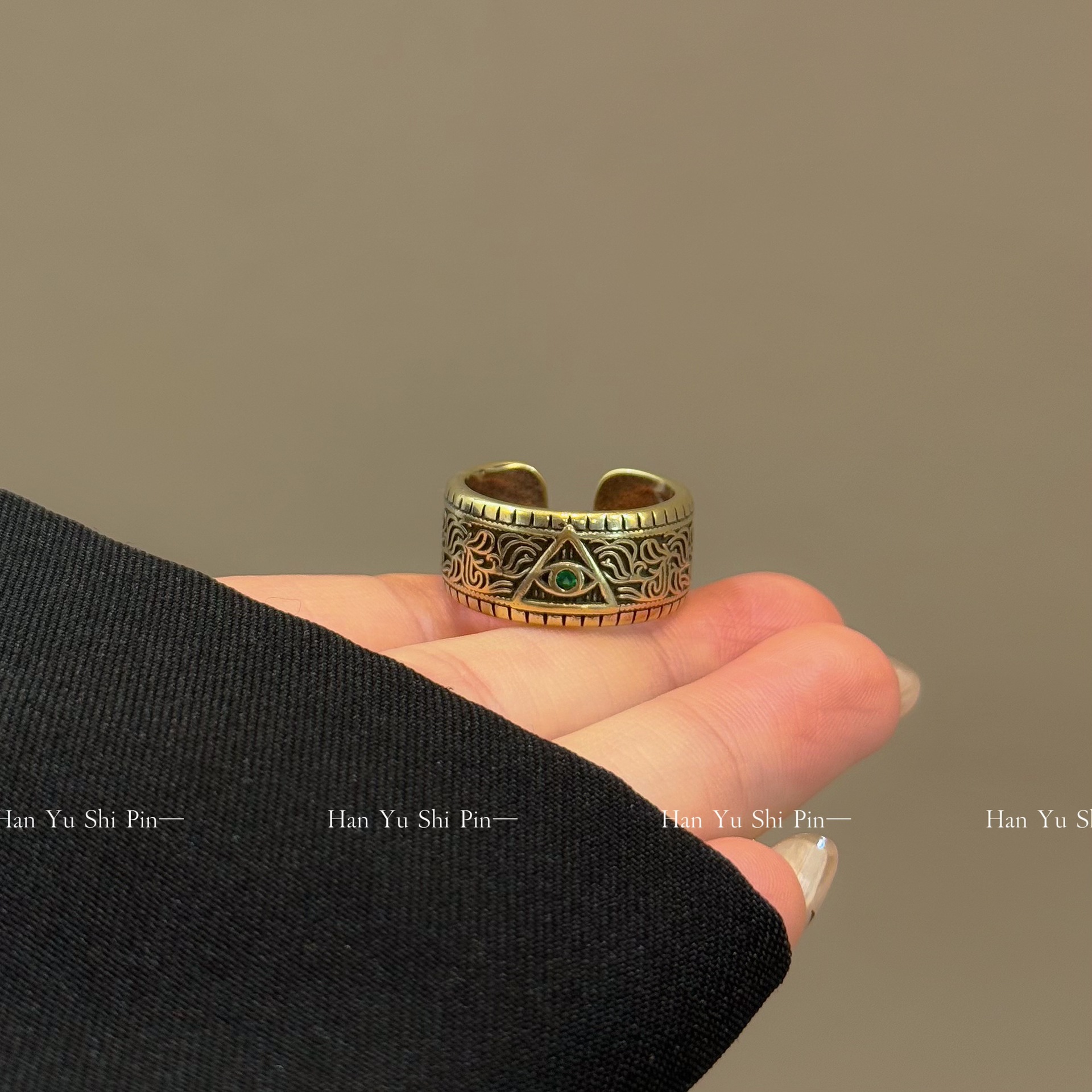 Vintage-Ring im Retro-Stil mit gestapelten Zirkonia in Herzform, geometrischer Ring aus Metall im Used-Look, personalisierbarer offener Ring_voghion.com