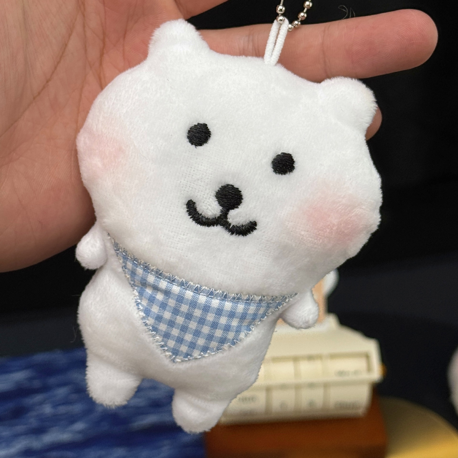 삐걱거리는 파란색 턱받이 자기 비하 곰