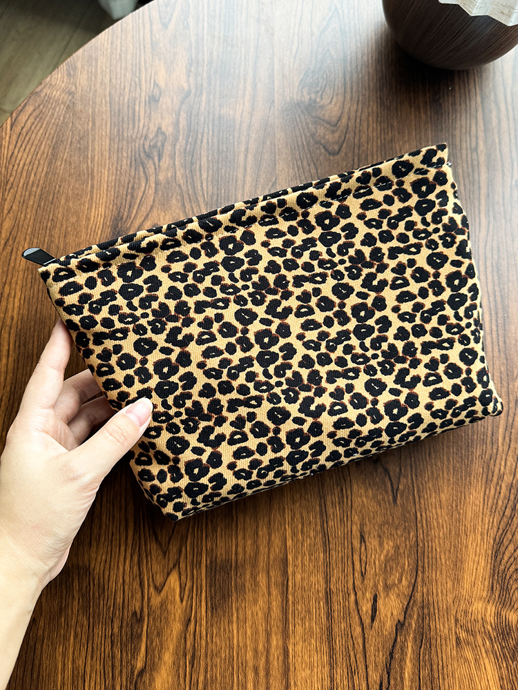 화장품 가방. 작은 표범 포인트