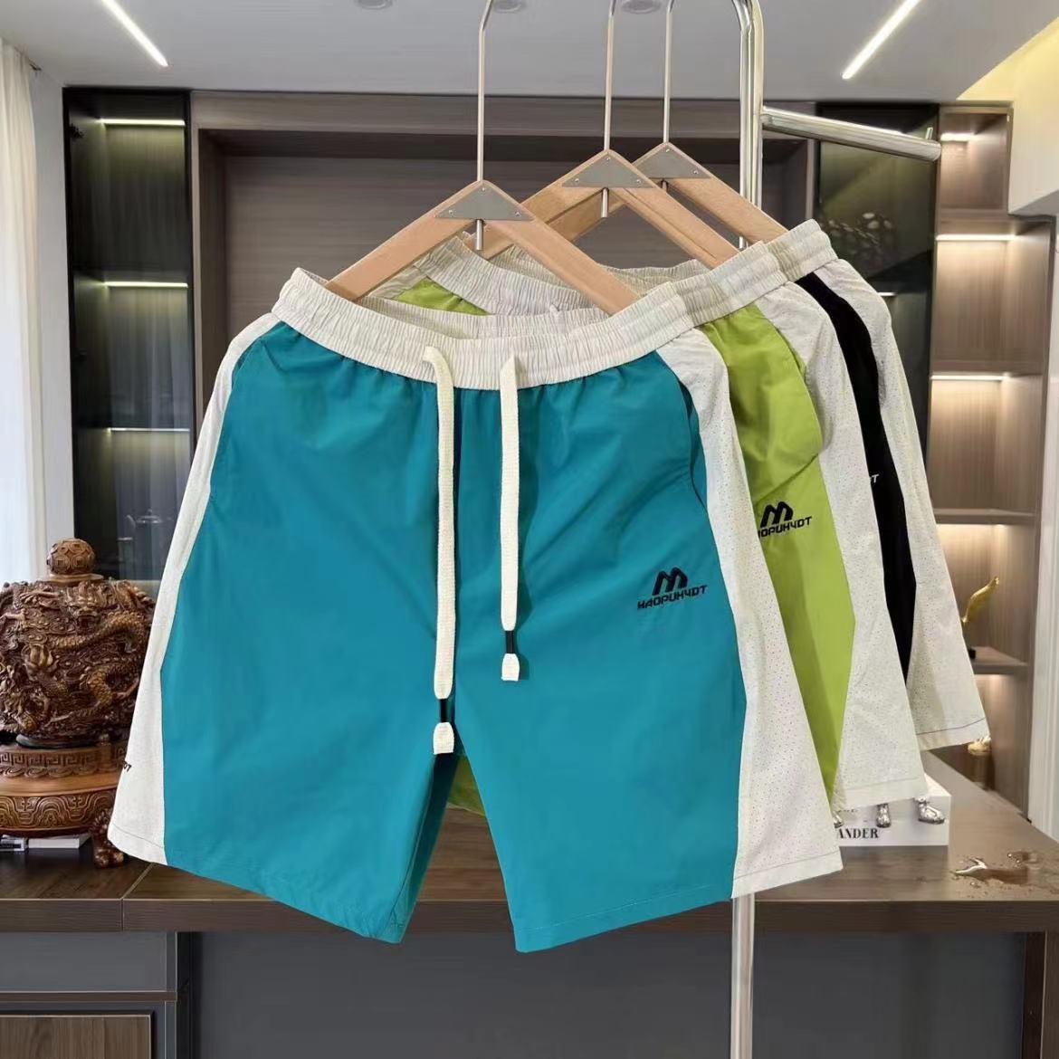 Fashionable quick dry sports shorts