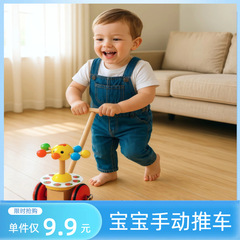 子供の手で飛行機を押して、おもちゃの赤ちゃんを押します。