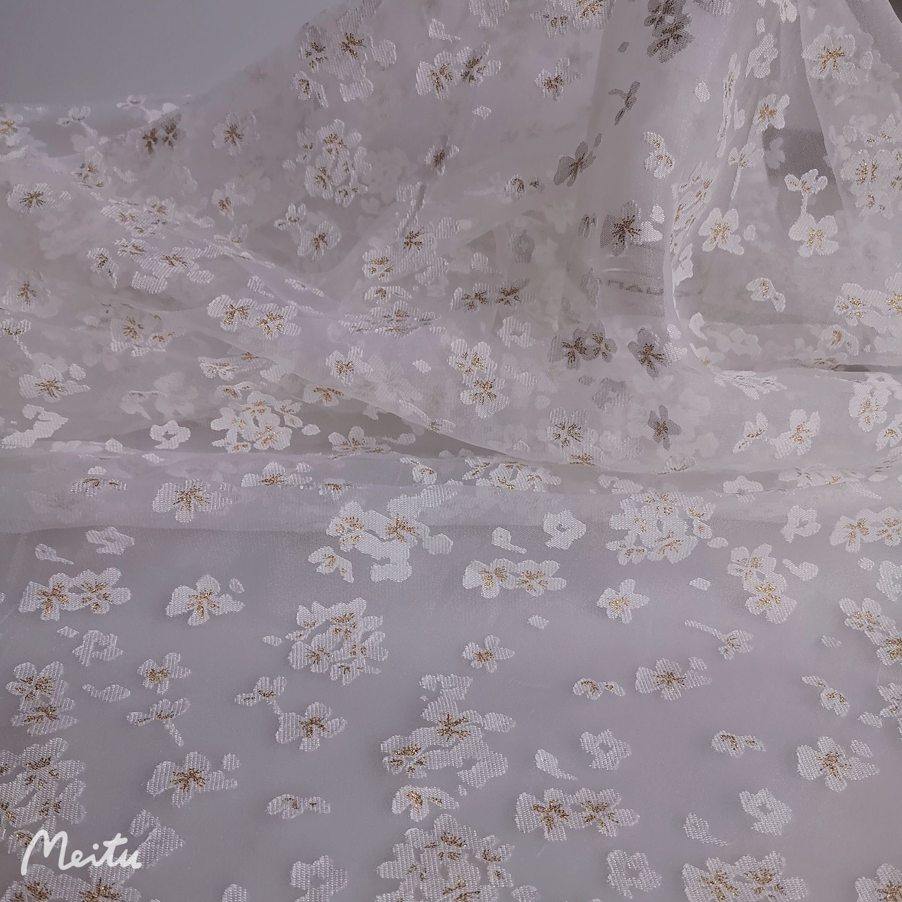 热卖款~小清新款小花烧花印金工艺 无弹力涤棉成分 时尚裙装面料