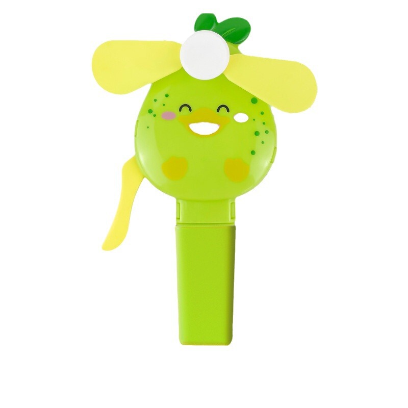 子供の小さい扇風機の果物と野菜は小さいおもちゃを押して屋台の贈り物を並べて卸売りします。|undefined