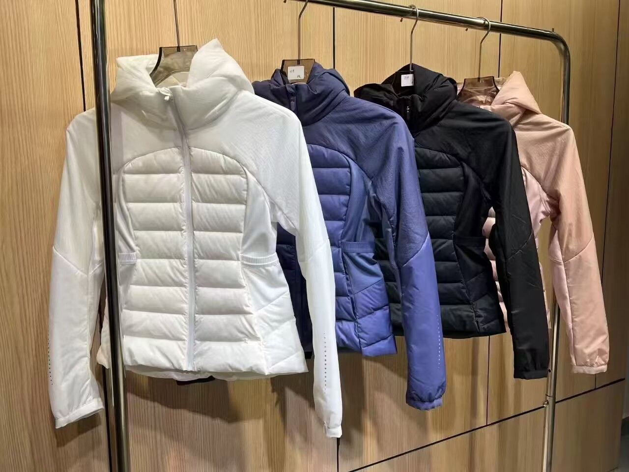 90白鴨絨毛lulu同モデルの軽薄スポーツダウンジャケット女性用のショートタイプのフィットネスジャケットは軽薄でスリムで暖かいです。