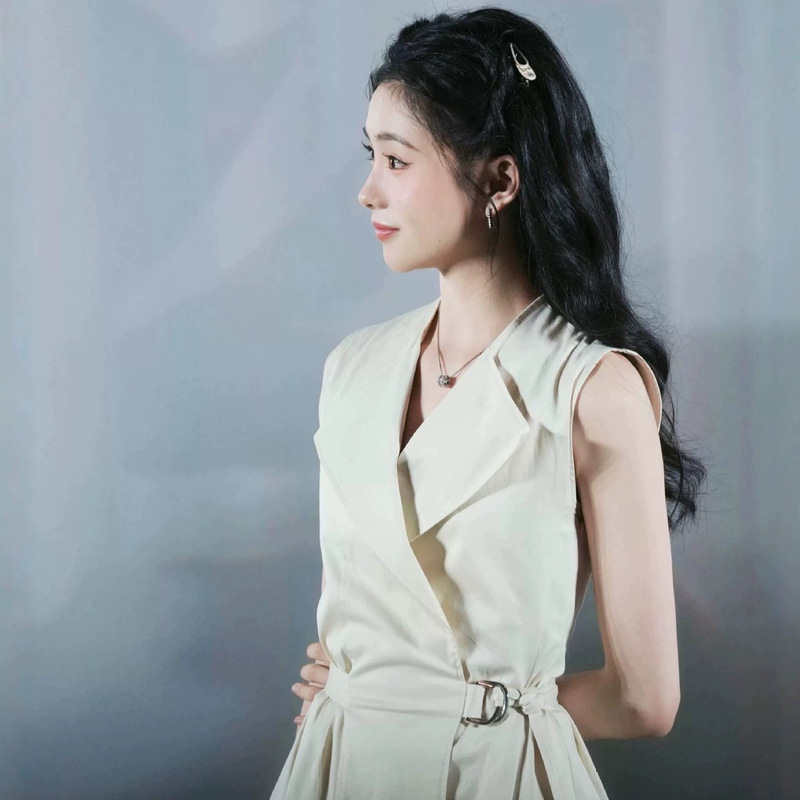 [Correct Version] Liu Haocun's Same Style Sleeveless Suit Collar Dress with a Waist-Cinching Design for a Stylish and Professional Look