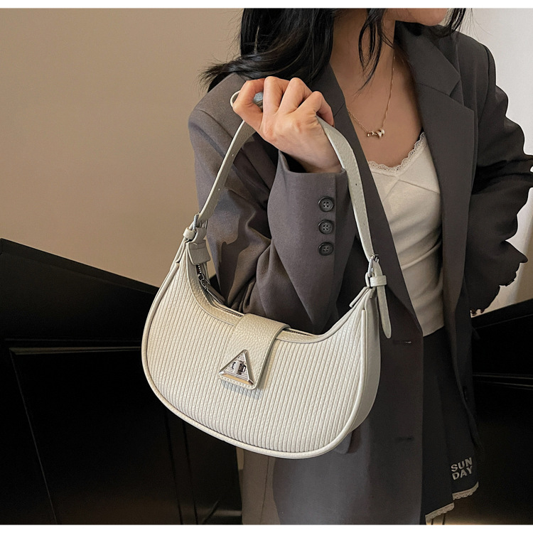The 2025 new underarm bag for women is a simple and versatile single-shoulder crossbody bag. It is a popular and niche designer crescent-shaped women's bag undefined