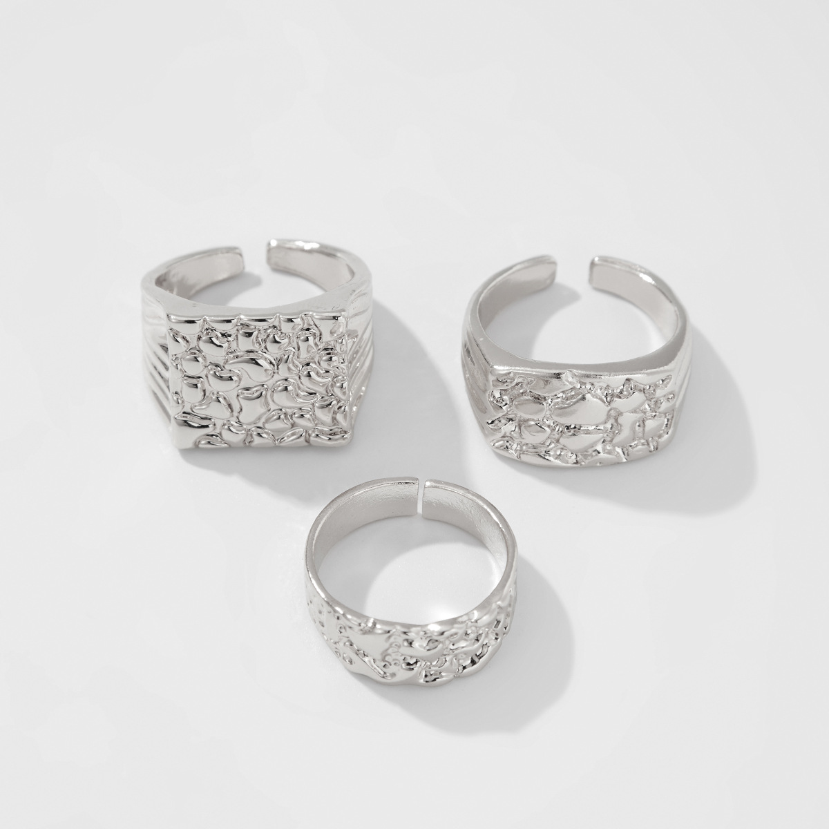 Minimalistisk designerring för män modern och elegant design_voghion.com