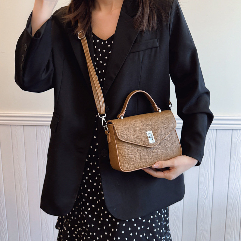 Bolso mensajero de lujo ligero de nicho 2025 nuevo bolso femenino de gran capacidad moda retro simple bolso cuadrado pequeño femenino