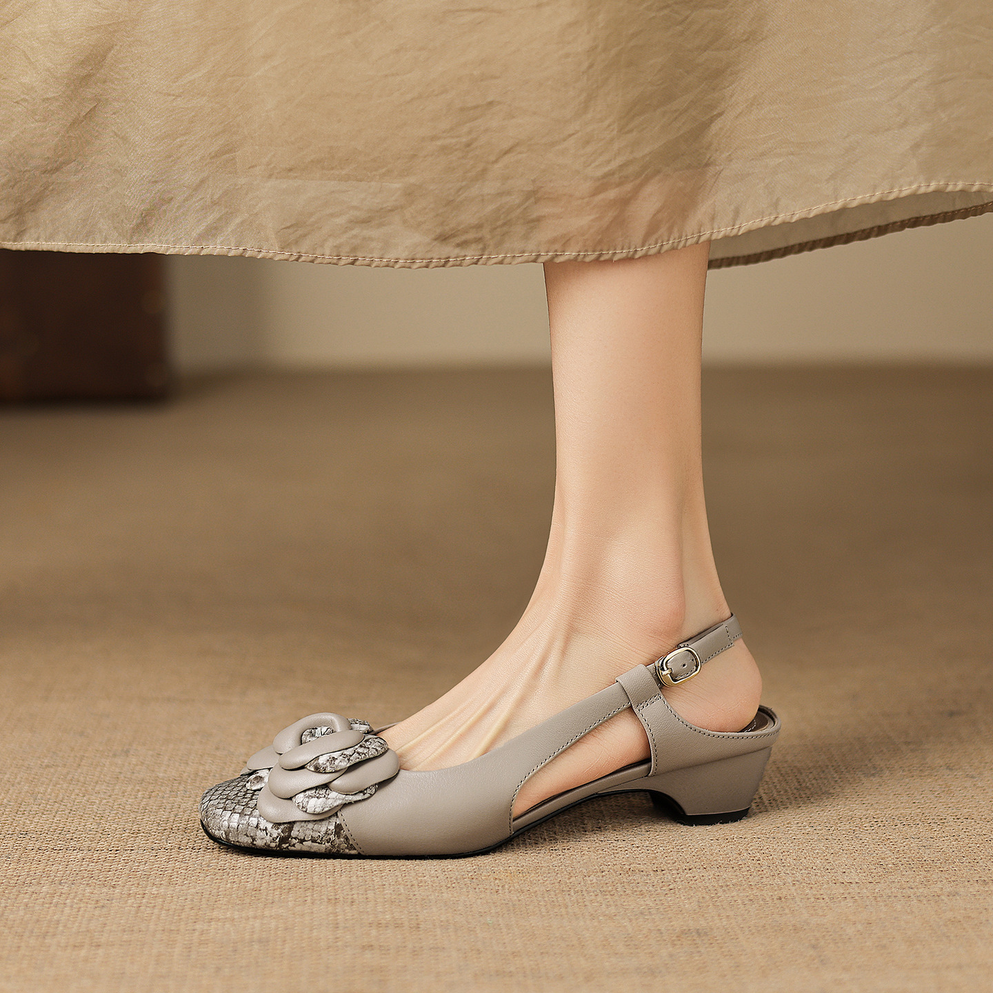 Sandal nữ da dê gót thấp 3,5 cm mũi kín hở gót quai ngang hoa ghép màu — đen