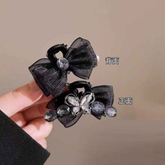黒い網糸の蝶結びのヘアピンの小さいサイズのAB面の髪の量が少ないです。